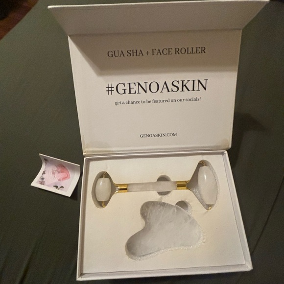 Gua Sha + Face Roller | Clear Quartz set - Picture 6 of 7